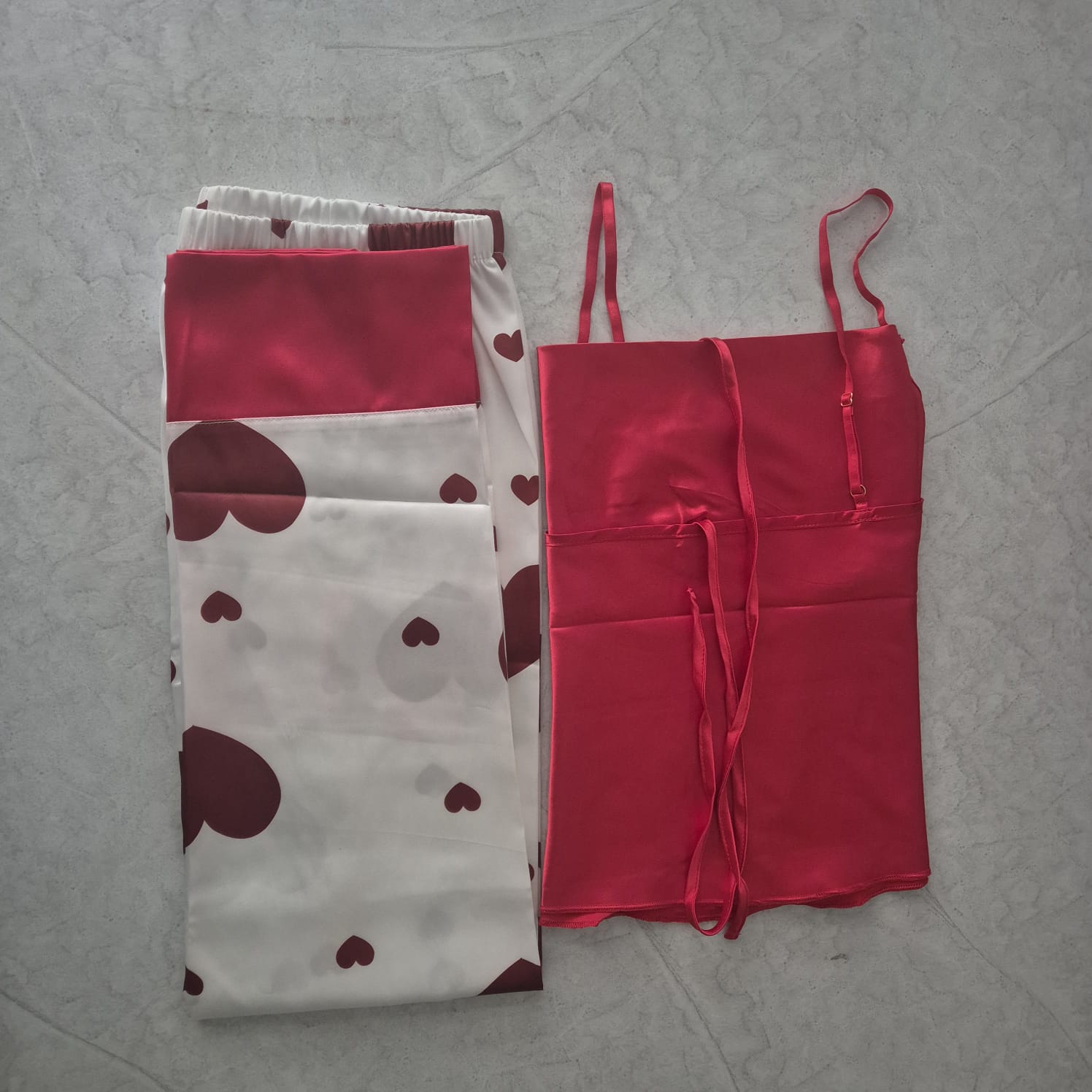 Set de Pijama de Satín de Dos Piezas con Estampado de Corazones – Rojo & Blanco