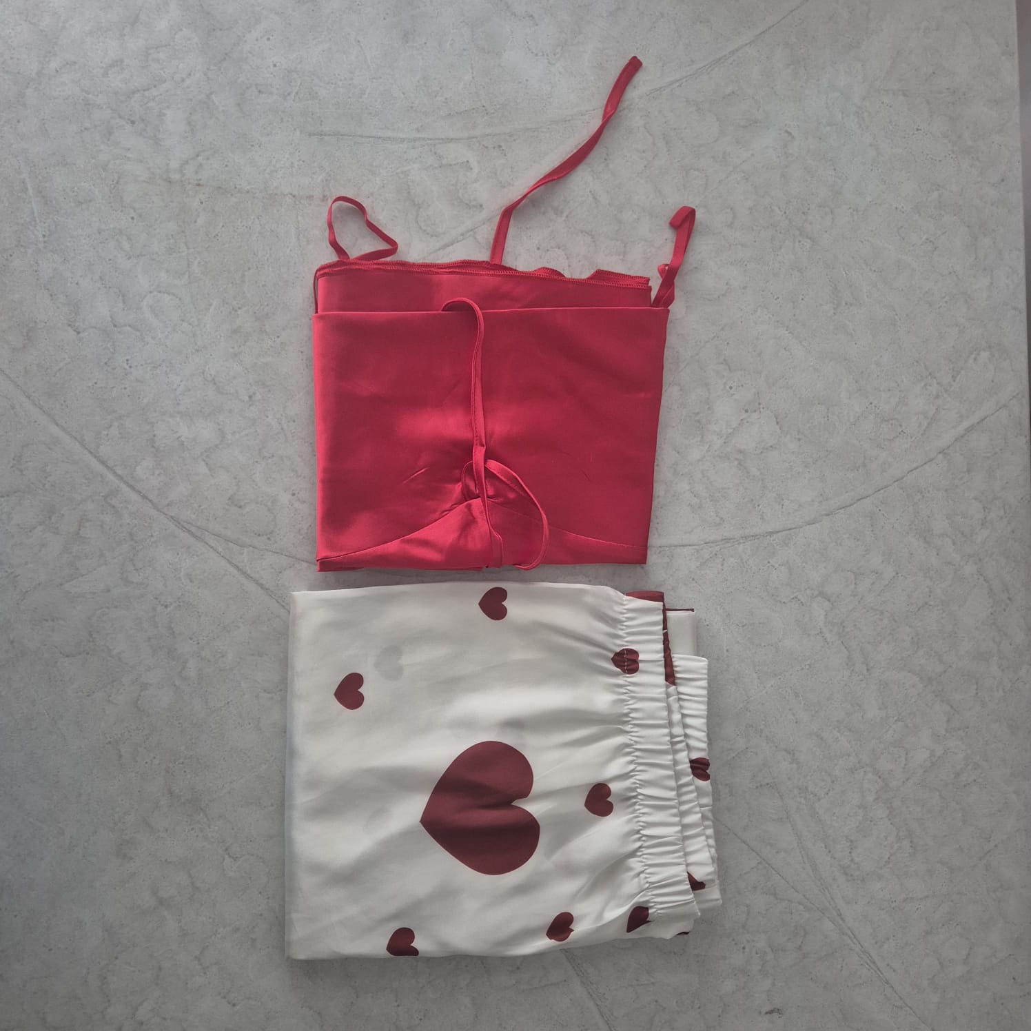 Set de Pijama de Satín de Dos Piezas con Estampado de Corazones – Rojo & Blanco
